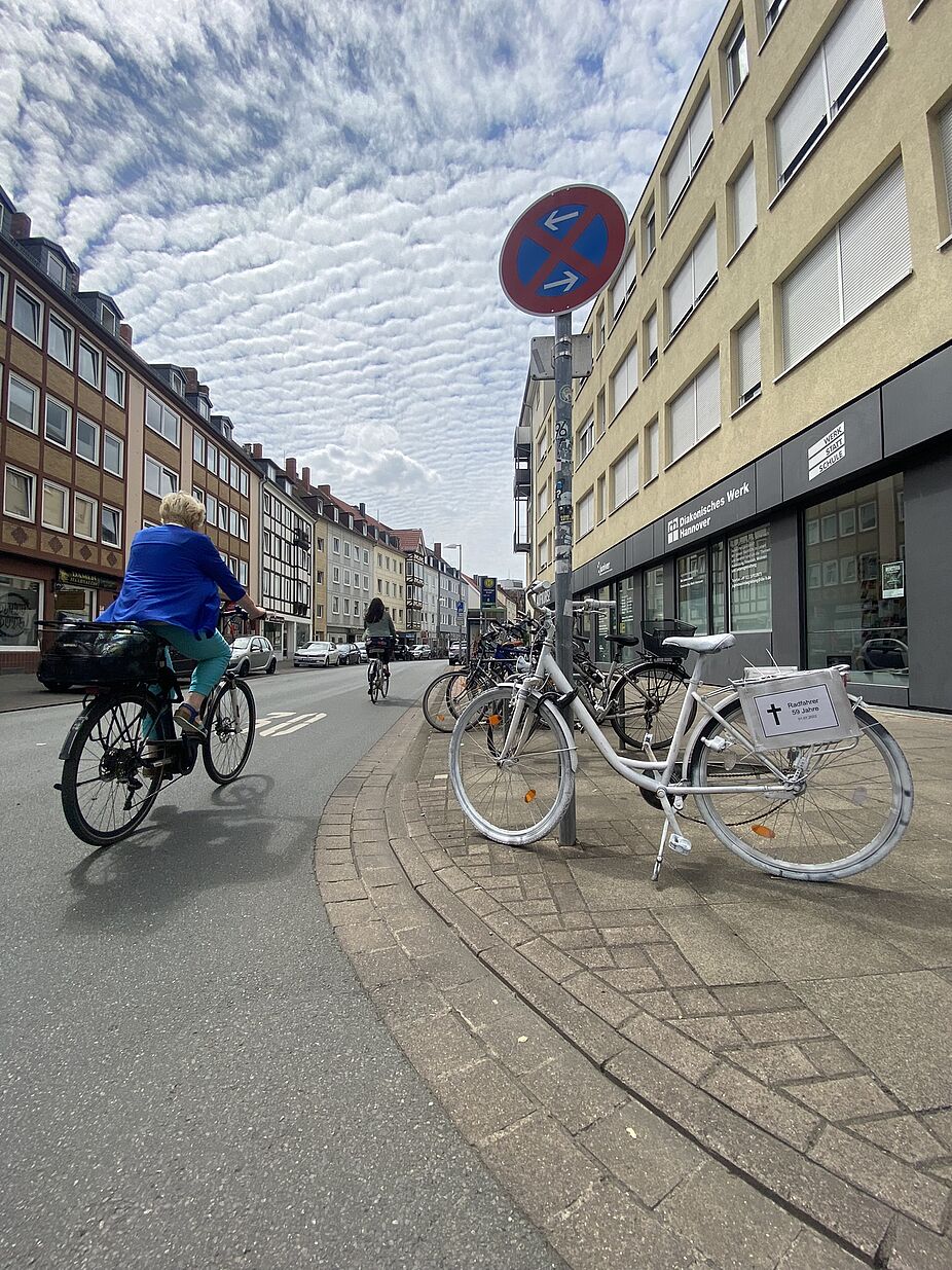 Radverkehr und Ghostbike auf der Calenberger Straße.
