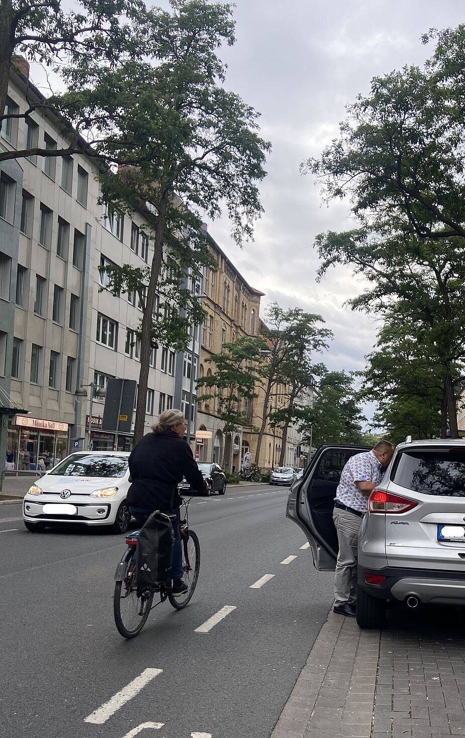 Bad Practice Beispiel: Sogenannter Schutzstreifen auf der Königstraße.