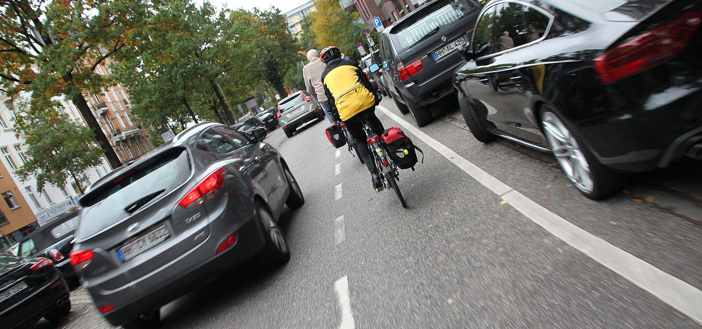 Radfahrer wird mit weniger als 1,5 Meter Abstand überholt