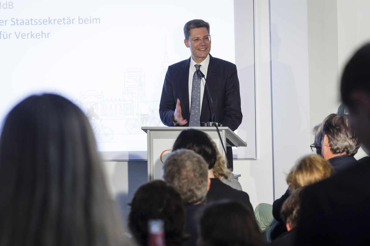 Christian Hirte MdB, Parlamentarischer Staatssekretär beim Bundesminister für Verkehr, steht am Rednerpult und spricht. 